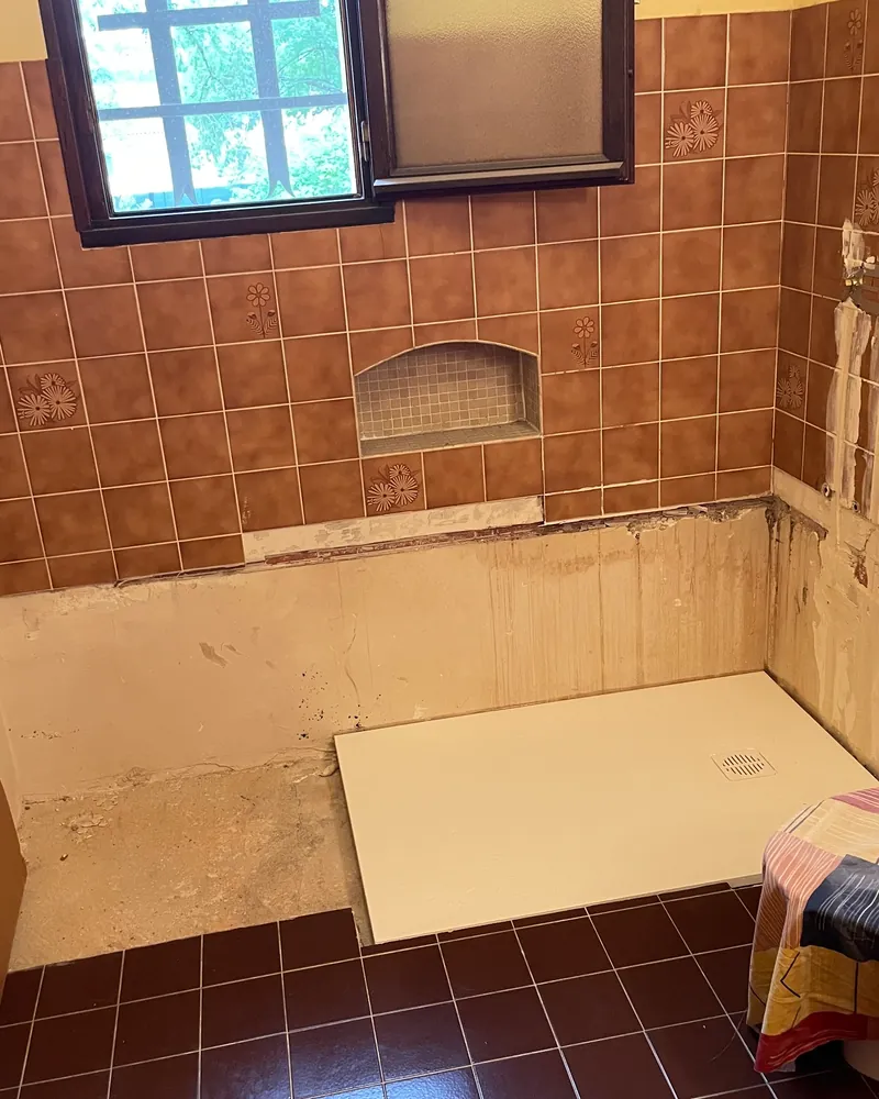 Avant : ancien carrelage, receveur posé